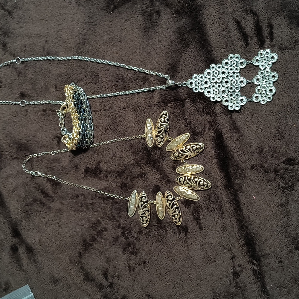 Bundle If Two Necklaces And Matching Bracelet